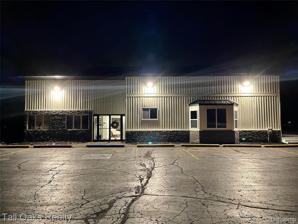 5046 DAVISON Road, Burton, MI 48509 — Photo 8