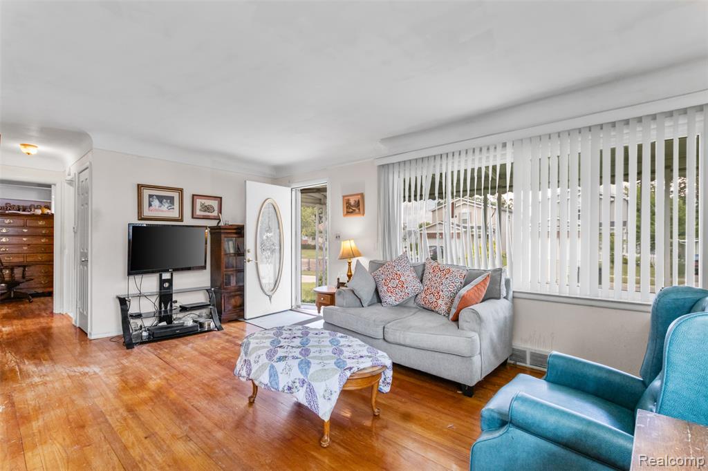 9077 Hugh Street, Livonia, MI 48150 — Photo 4