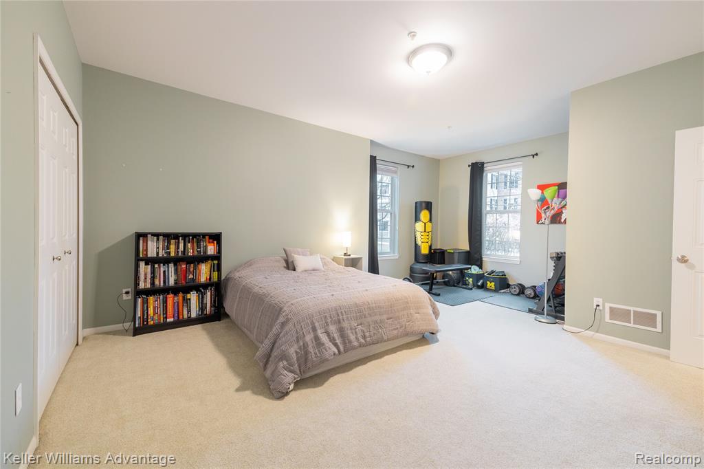 921 E Summerfield Glen Circle, Ann Arbor, MI 48103 — Photo 17