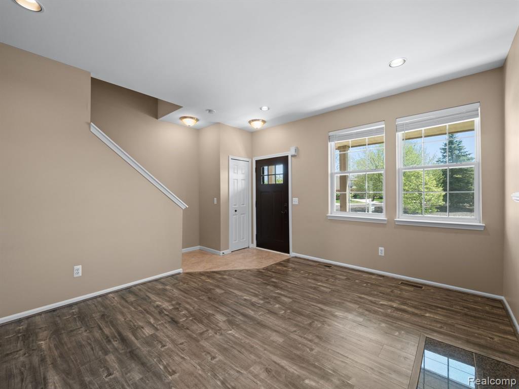 28385 COTTAGE Lane, New Hudson, MI 48165 — Photo 8