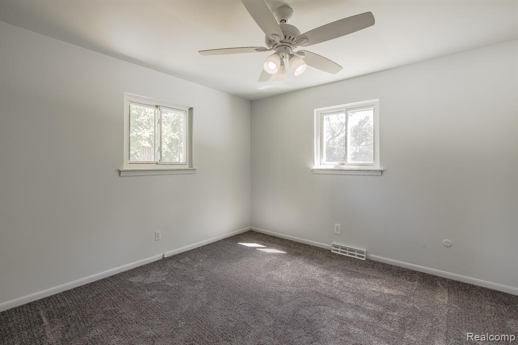 5357 Farm Road, Waterford, MI 48327 — Photo 18