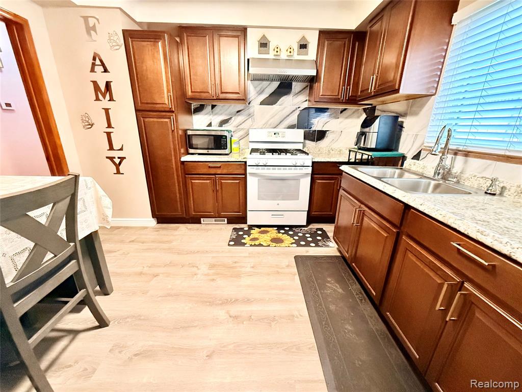 8152 Potomac, Center Line, MI 48015 — Photo 21