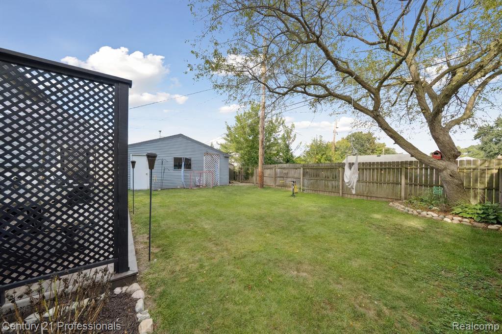 9024 Hubbard Street, Livonia, MI 48150 — Photo 34