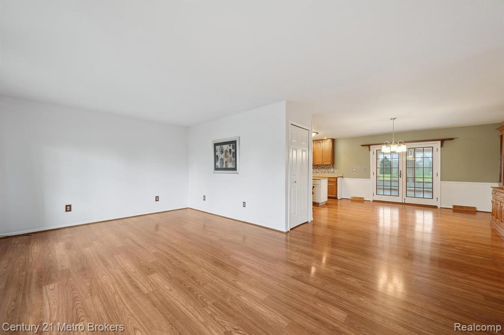 6452 E MAPLE Avenue, Grand Blanc, MI 48439 — Photo 9