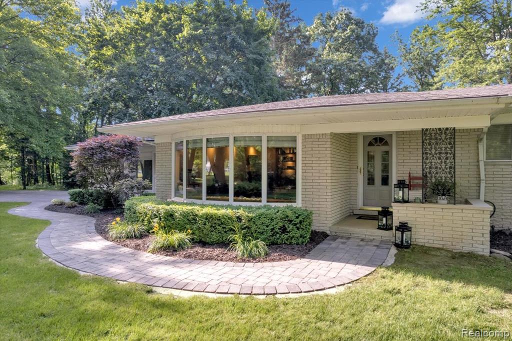 6875 Hubbard Road, Clarkston, MI 48348 — Photo 7