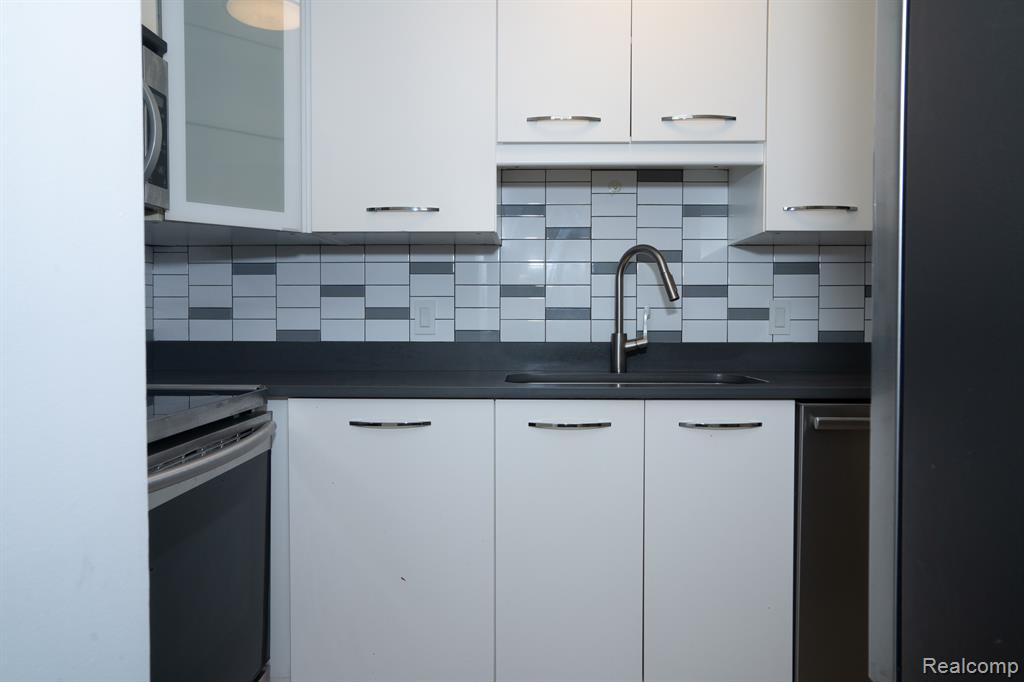 1876 COLONIAL VILLAGE Way, 3, Waterford, MI 48328 — Photo 8