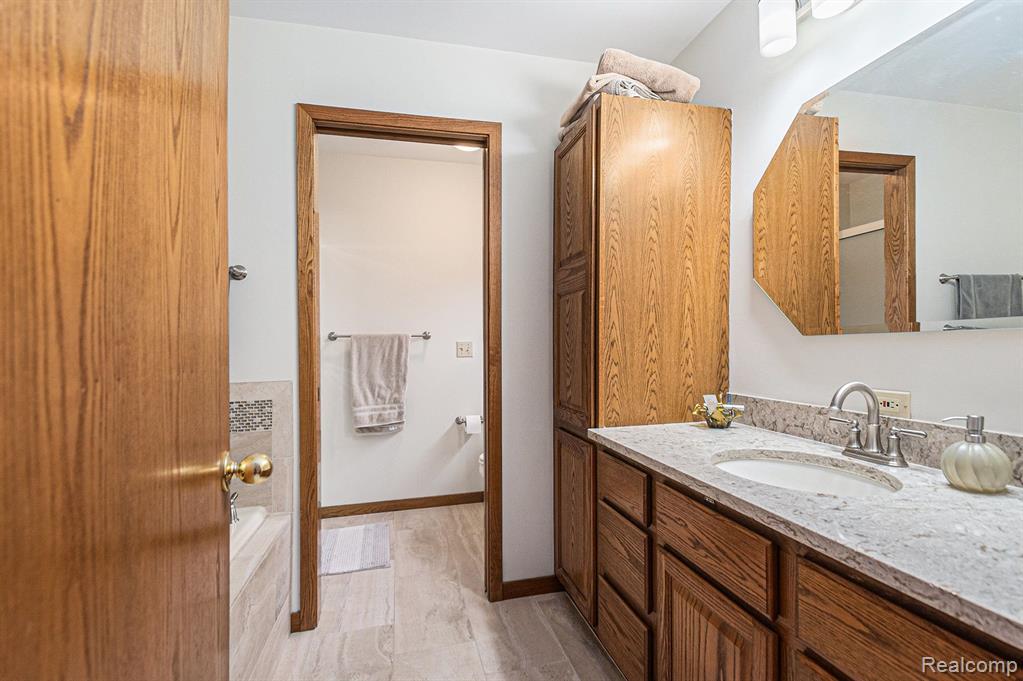 5102 FOXPOINT Circle, Midland, MI 48642 — Photo 16