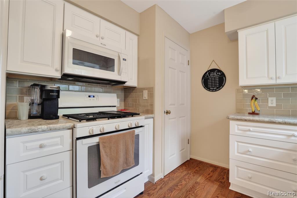 5090 Torrey Road, Flint, MI 48507 — Photo 8