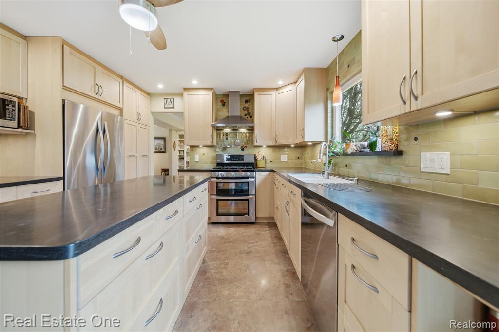 8135 Kimble Drive, Pinckney, MI 48169 — Photo 8