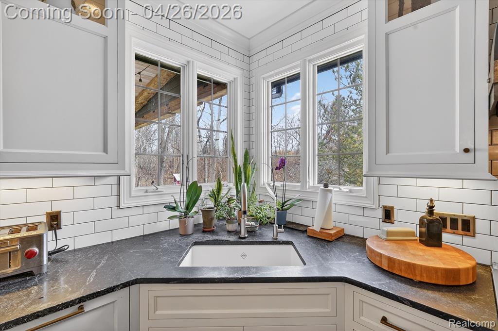 6932 Oakhurst Ridge Road, Clarkston, MI 48348 — Photo 18
