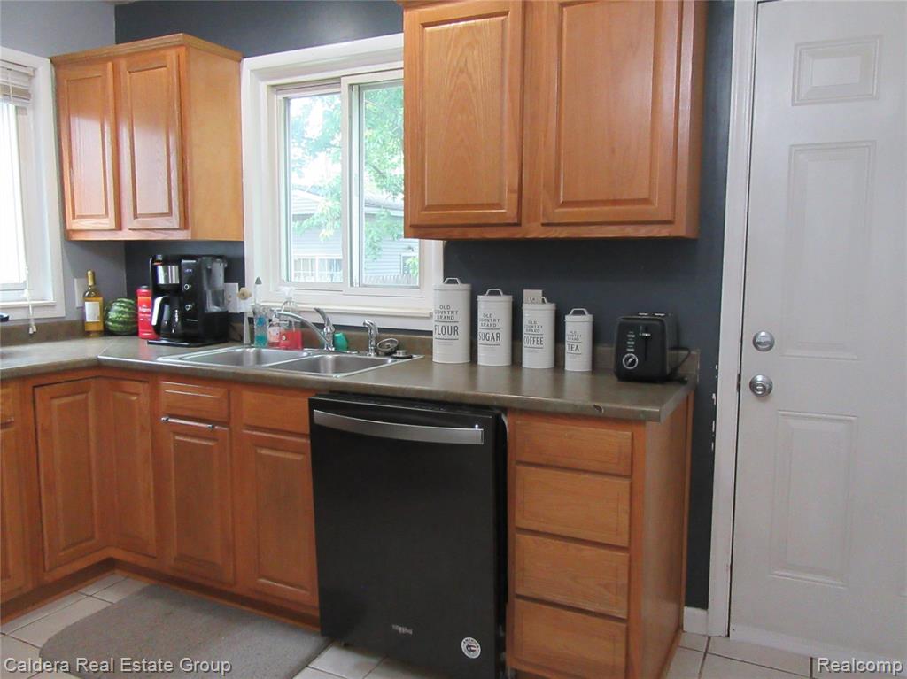 933 E Dallas Avenue, Madison Heights, MI 48071 — Photo 7