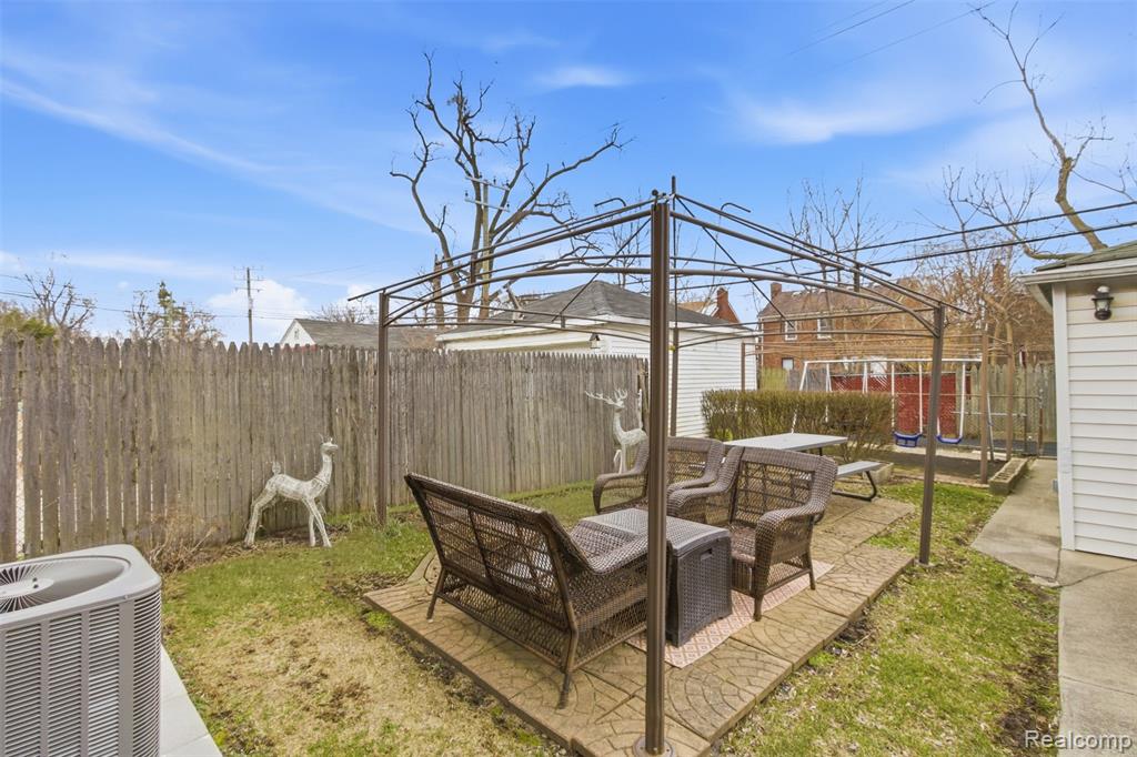 16855 Strathmoor Street, Detroit, MI 48235 — Photo 31