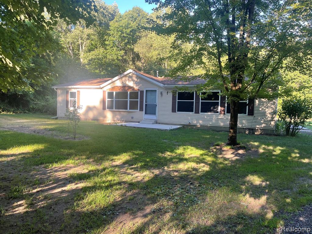 1938 Indian Road, Lapeer, MI 48446