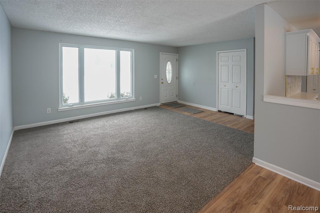 5783 Williamsburg Court, Waterford, MI 48327 — Photo 3