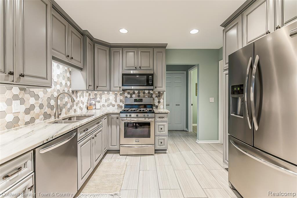 642 Chestnut Drive, Wixom, MI 48393 — Photo 25