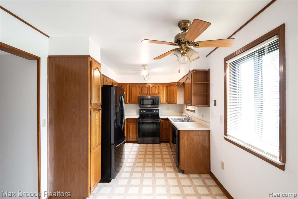 8212 Carrousel Boulevard, Westland, MI — Photo 7