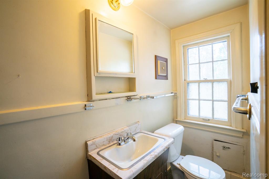 26470 Meadowood Court S, Lathrup Village, MI 48076 — Photo 10