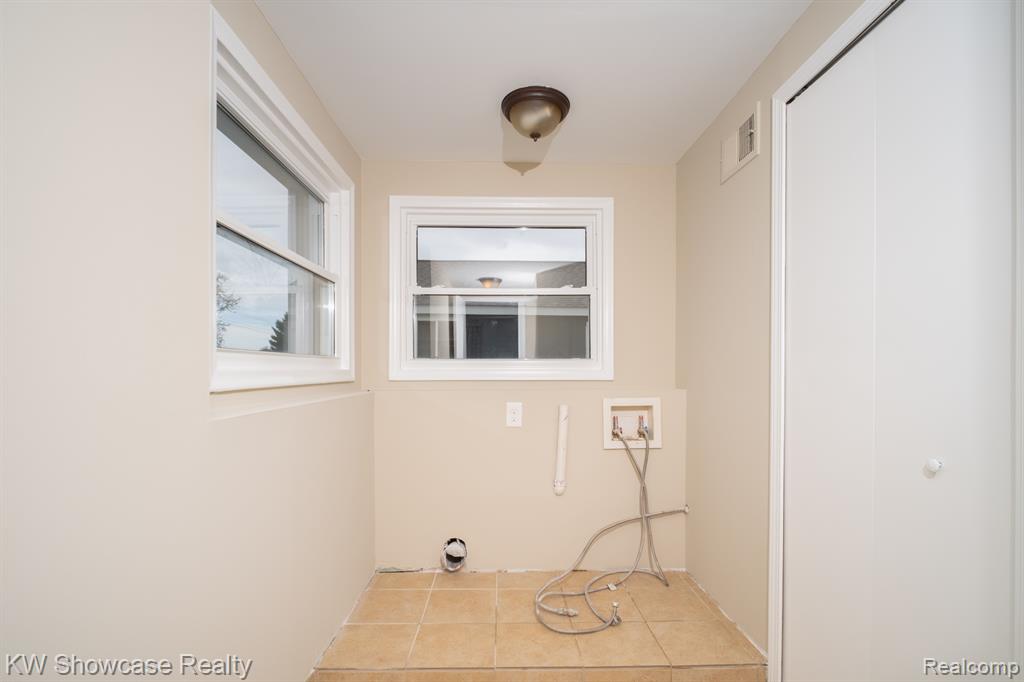 786 GLENGARY Road, Commerce Twp, MI 48390 — Photo 18