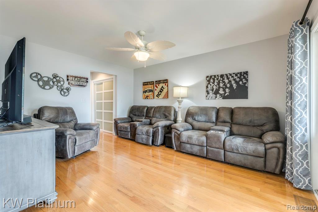 819 E Pointe, Port Huron, MI 48060 — Photo 18
