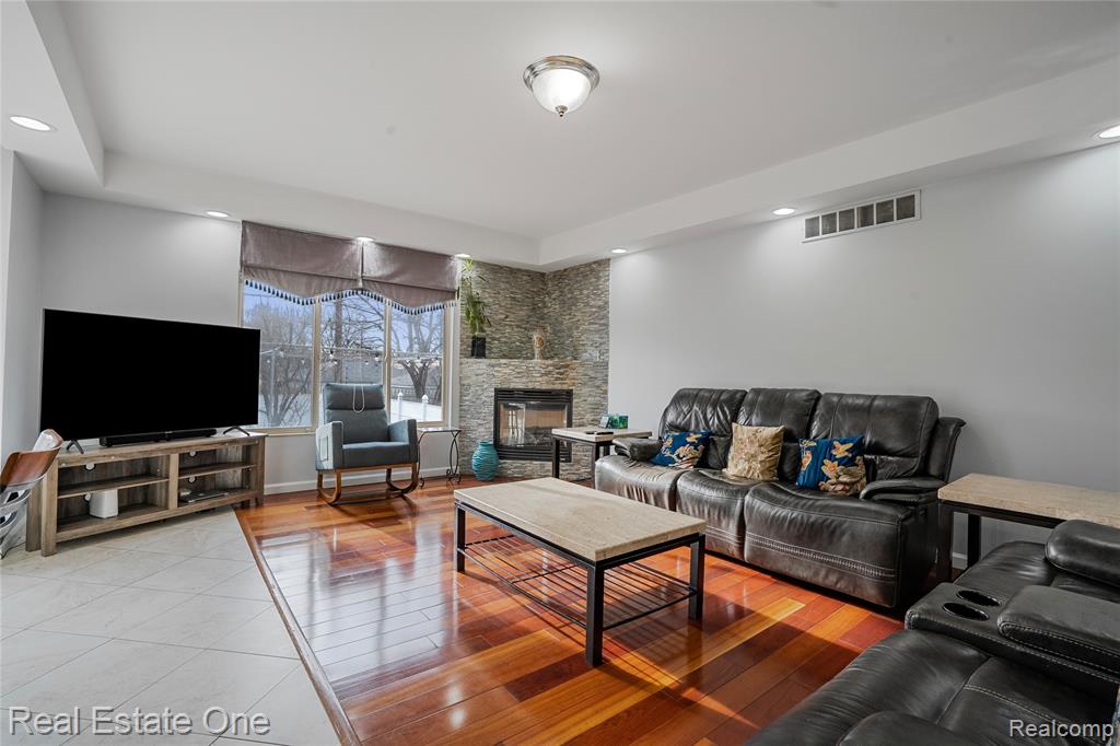 6067 N Vernon Street, Dearborn Heights, MI 48127 — Photo 17