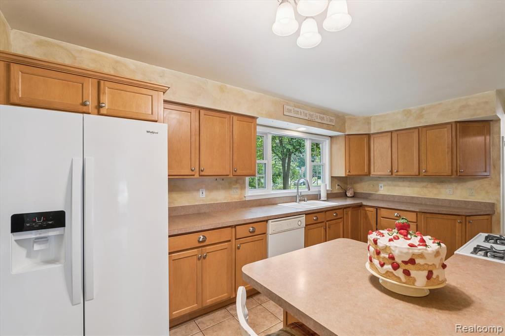 5374 Apple Hill Court, Flushing, MI 48433 — Photo 11