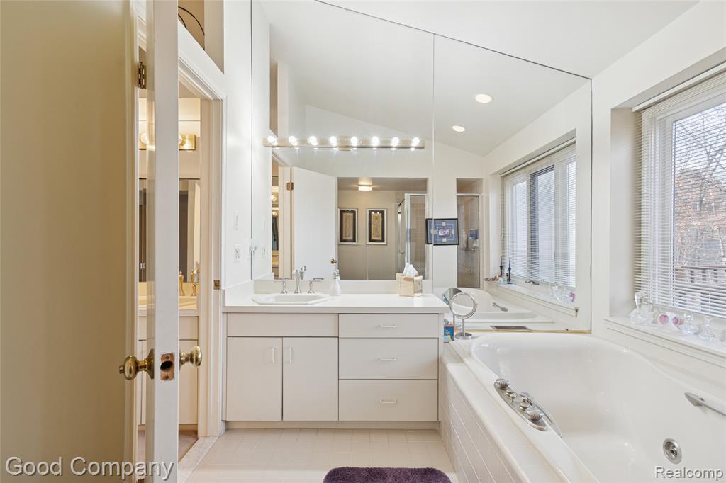 5104 Woodcliff Hill Road W, West Bloomfield, MI 48323 — Photo 31