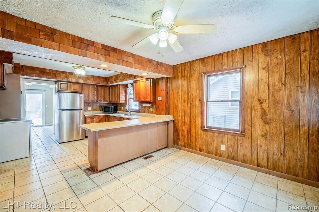 453 Spruce Street, Wyandotte, MI 48192 — Photo 2