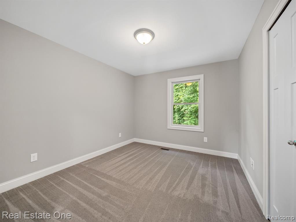 9687 SHELTERING OAKS Drive, Brighton, MI 48114 — Photo 18