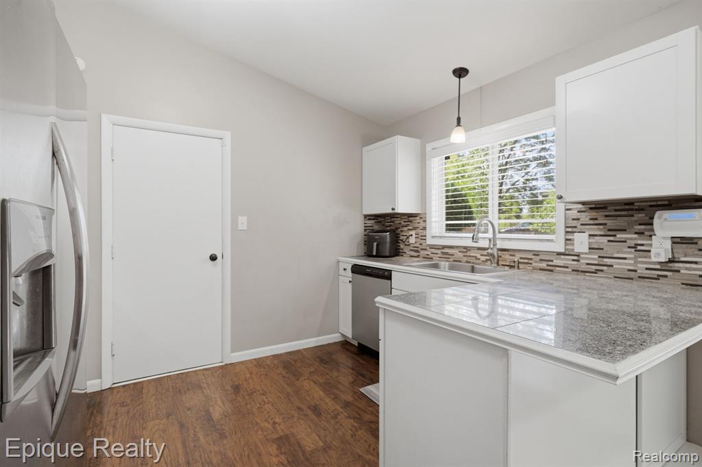 5370 Oaktree Court, Flint, MI 48532 — Photo 10