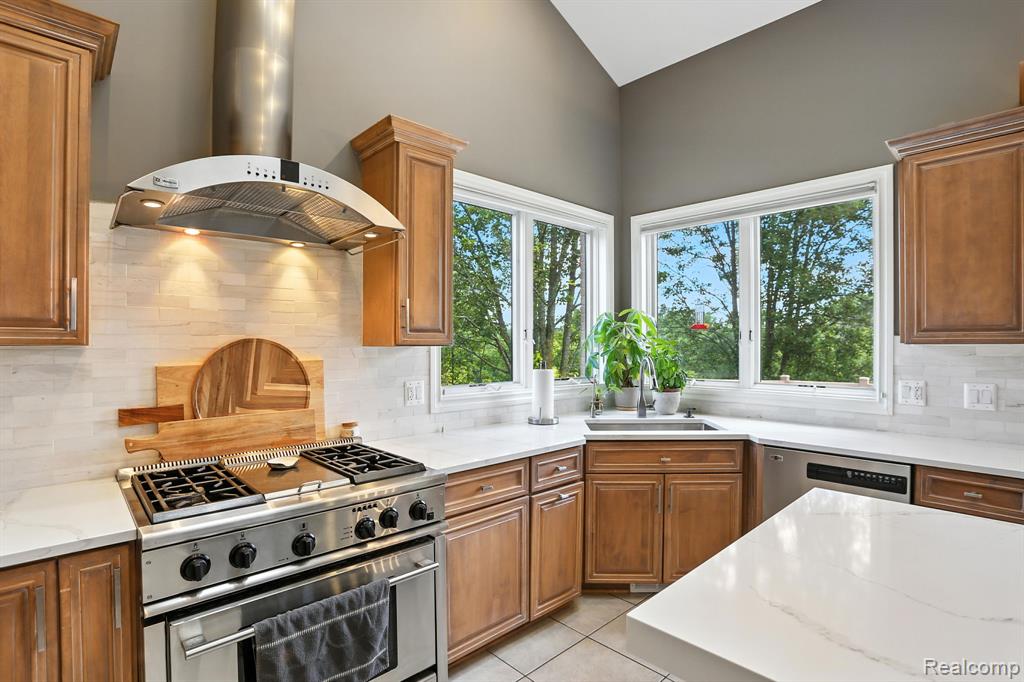 815 Pinery Boulevard, Lake Orion, MI 48362 — Photo 12