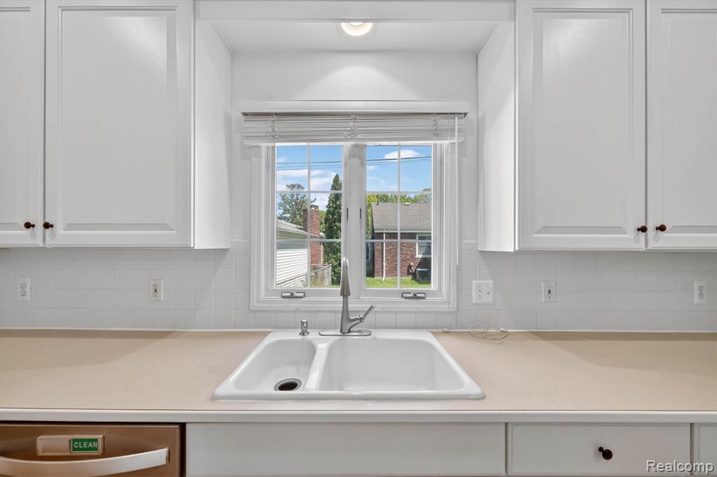 1112 Vernier Road, Grosse Pointe Woods, MI 48236 — Photo 15