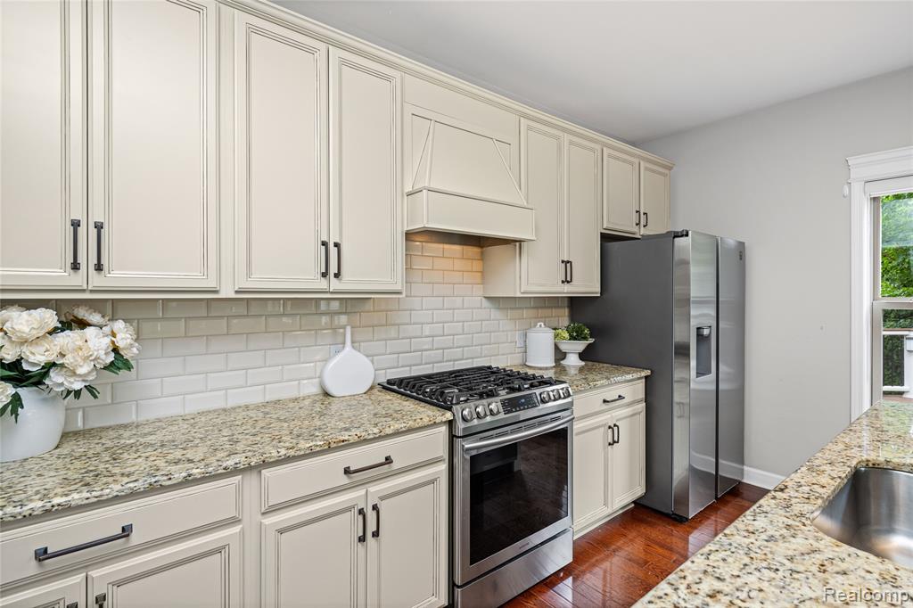 730 Leon Road, Walled Lake, MI 48390 — Photo 19