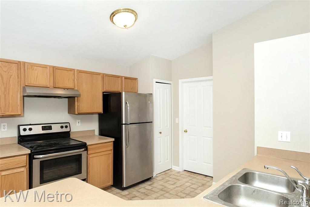 4121 Hampton Ridge Boulevard, Howell, MI 48843 — Photo 9