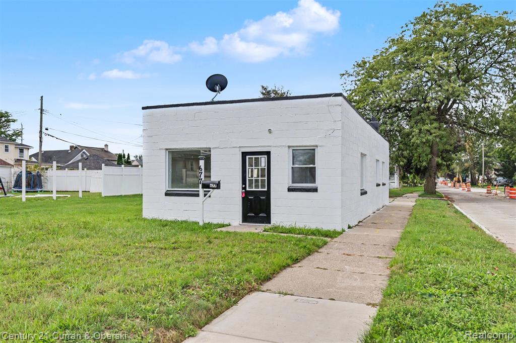 677 Goddard Street, Wyandotte, MI 48192