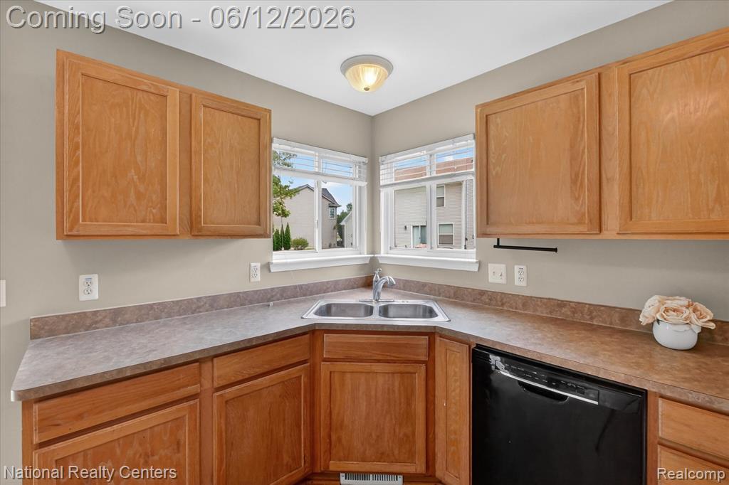 8525 BERKSHIRE Drive, Ypsilanti, MI 48198 — Photo 18
