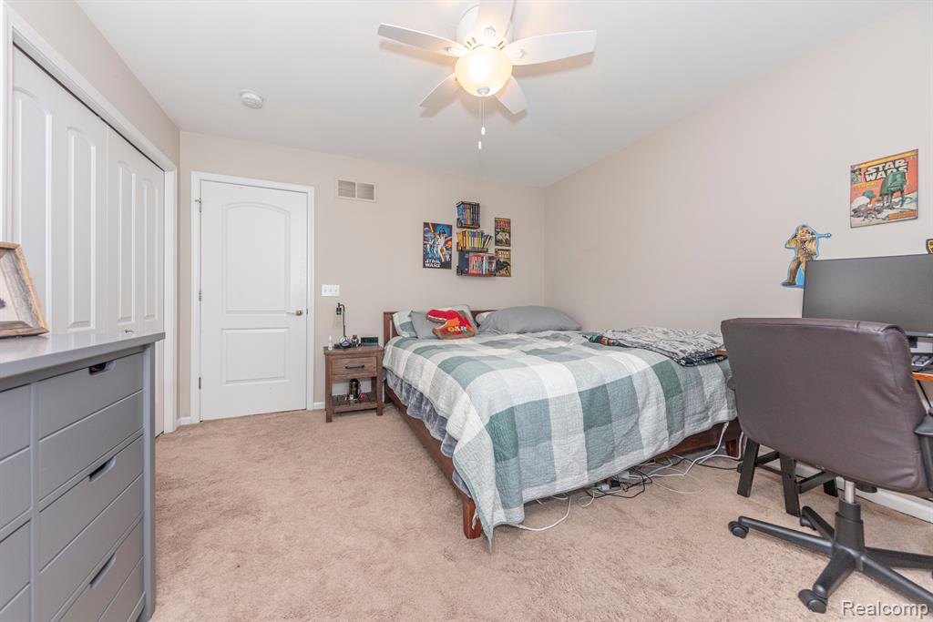 806 LAKE WOODS Drive, Canton, MI 48188 — Photo 43