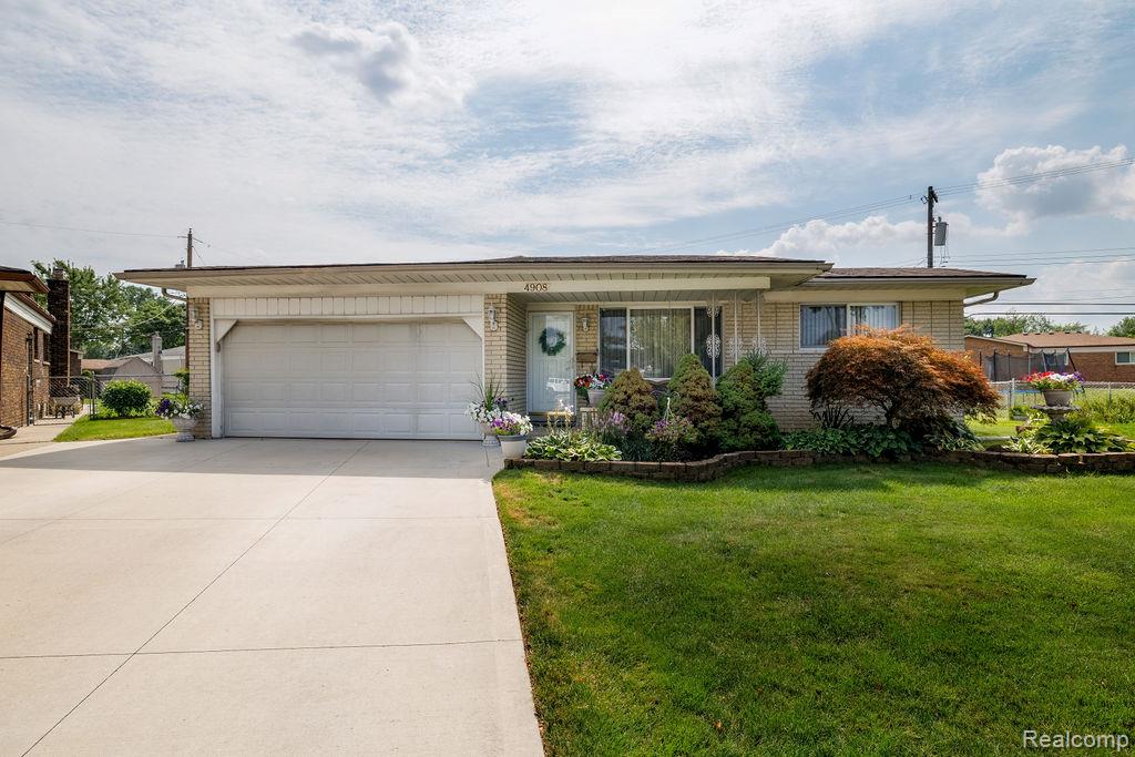 4908 Kadena Court, Sterling Heights, MI 48310 — Photo 2