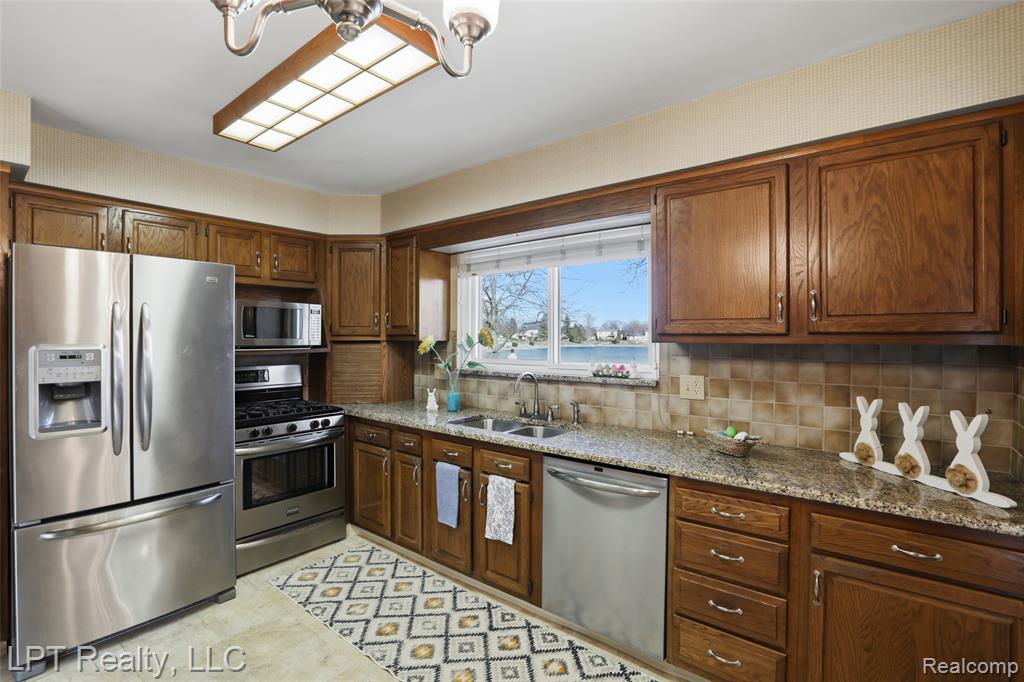 6378 Emerald Lake Drive, Troy, MI 48085 — Photo 10