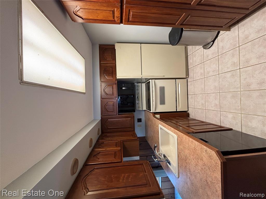 109 W Kennett Road, Pontiac, MI 48340 — Photo 8