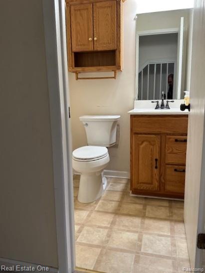 942 Hogarth Avenue, Waterford, MI 48328 — Photo 3