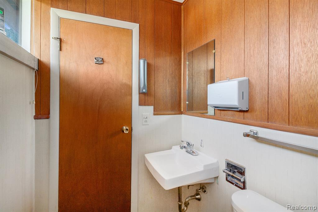 5204 Davison Road, Burton, MI 48509 — Photo 11