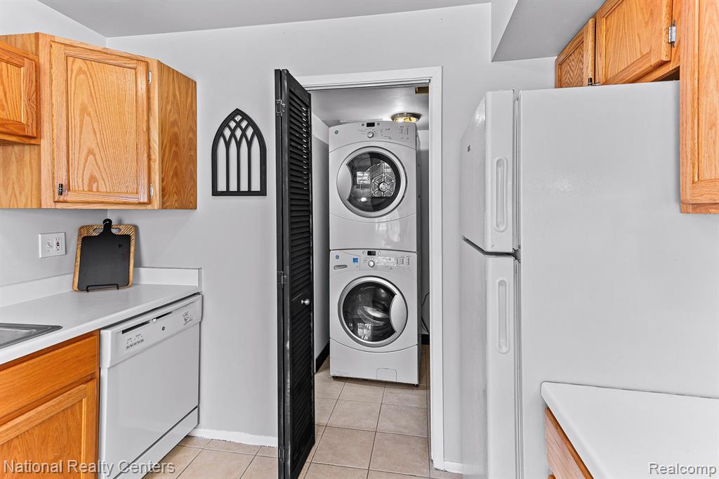 39525 VILLAGE WOOD Road, Novi, MI — Photo 17