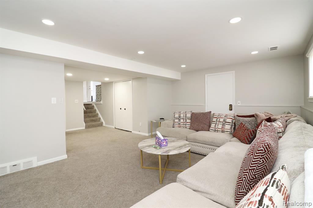 693 CRONIN Drive, Dearborn Heights, MI 48127 — Photo 11