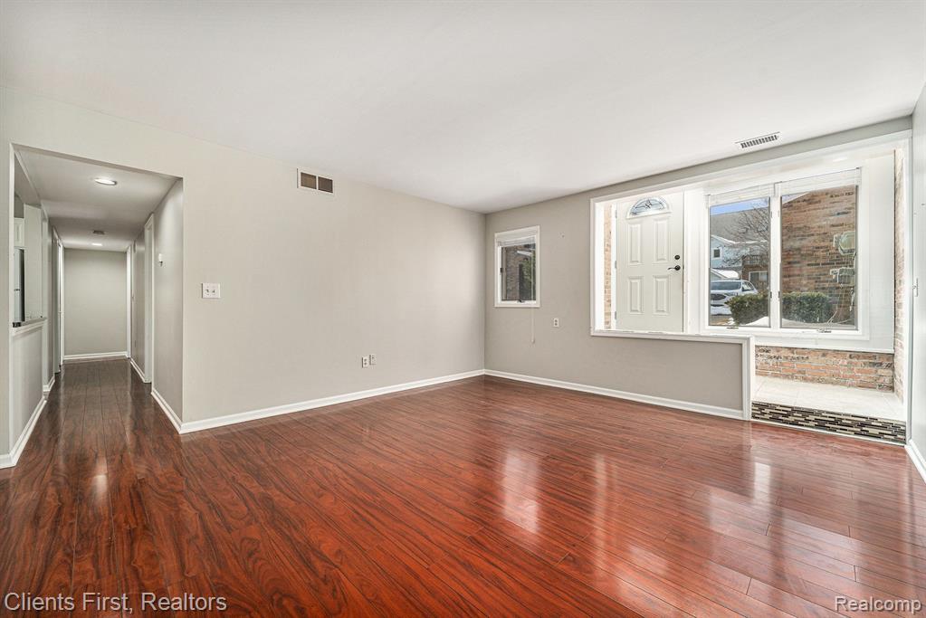 164 PINEWOOD Drive, Plymouth, MI 48170 — Photo 4