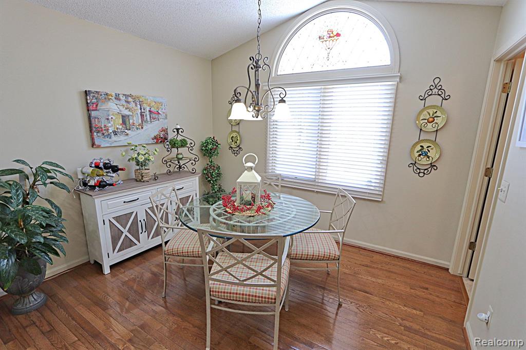 35053 KNOLLWOOD Lane, Farmington Hills, MI 48335 — Photo 28