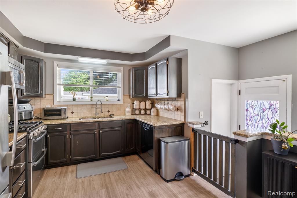 9086 Shannon Drive, Sterling Heights, MI 48314 — Photo 11