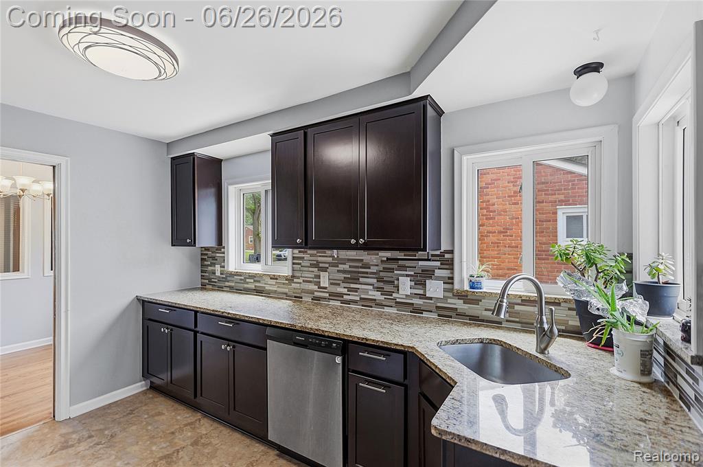 24671 Kenosha Street, Oak Park, MI 48237 — Photo 10