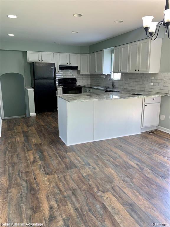 689 LUCILLE Drive, Wolverine Lake, MI 48390 — Photo 4
