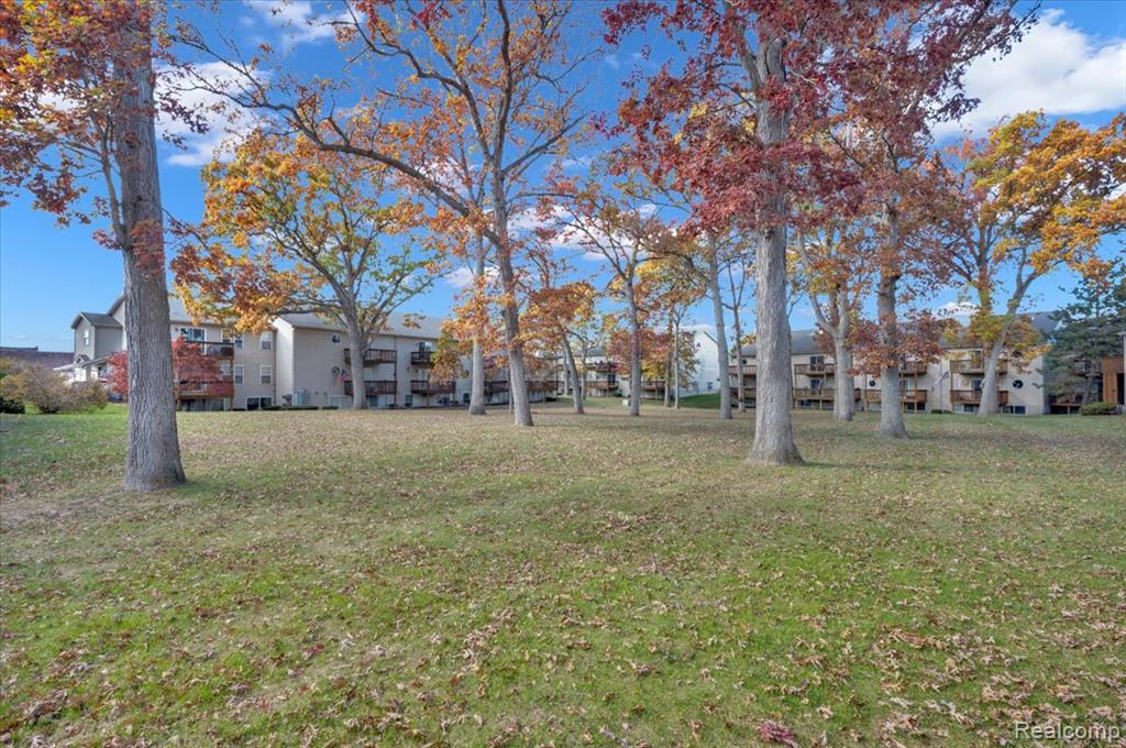 4911 Oak Hill Drive, Waterford, MI 48329 — Photo 18