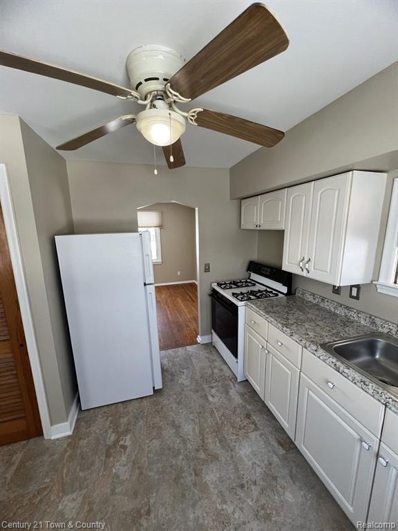 697 E ANNABELLE Avenue, Hazel Park, MI 48030 — Photo 15